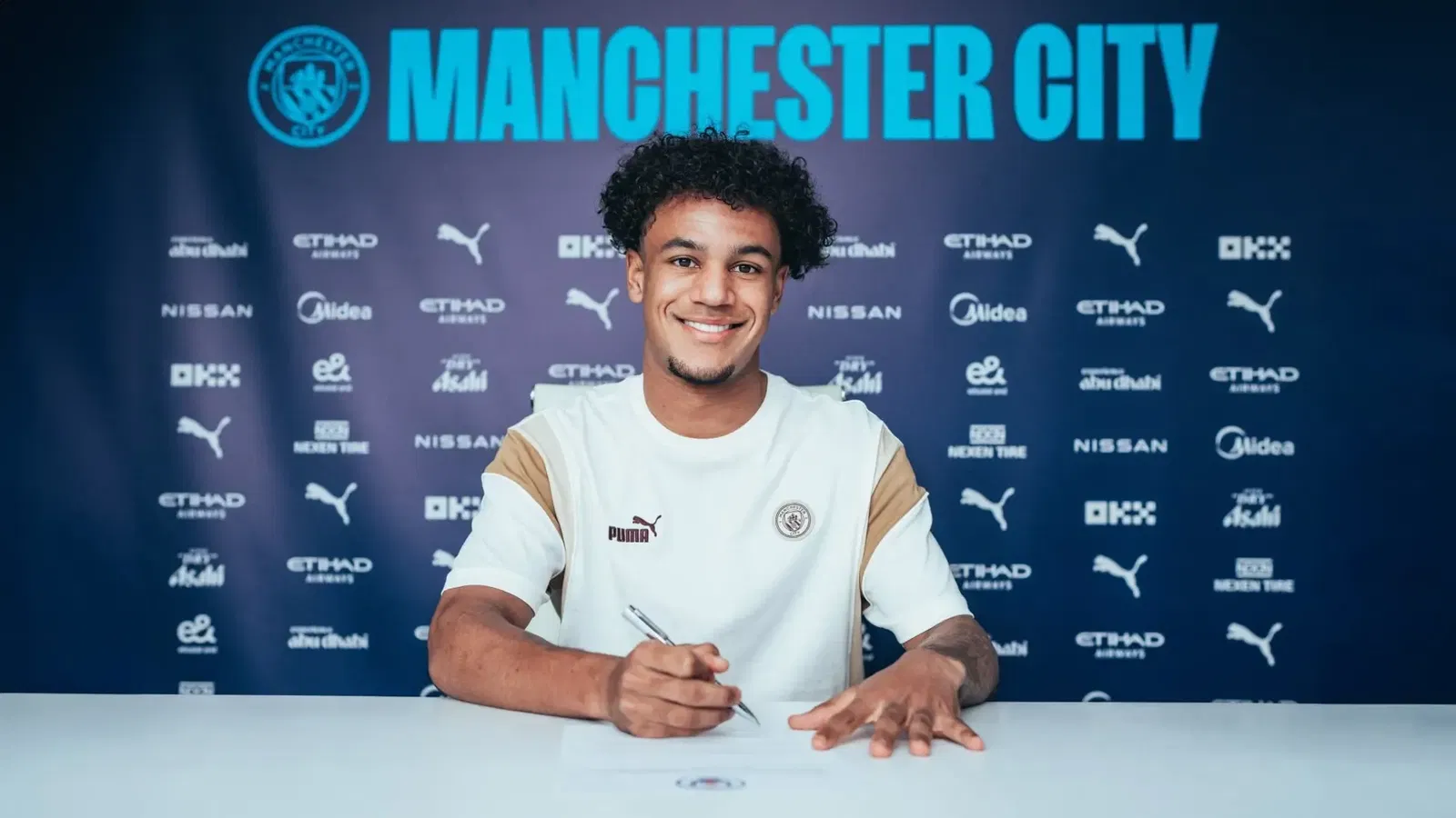 Oscar Bobb contract extension via Manchester City FC