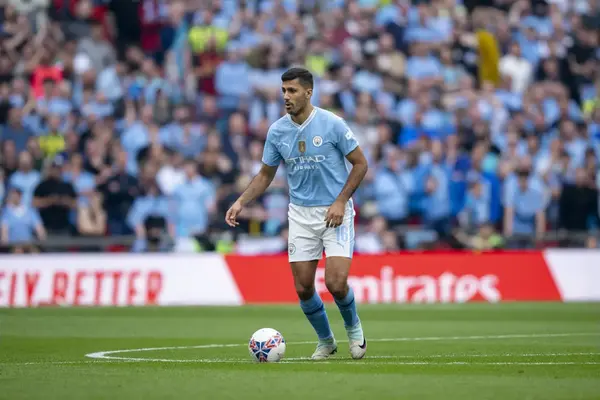 Pep Guardiola and Manchester City fearful after 257-appearance star suffers ‘blow to knee’