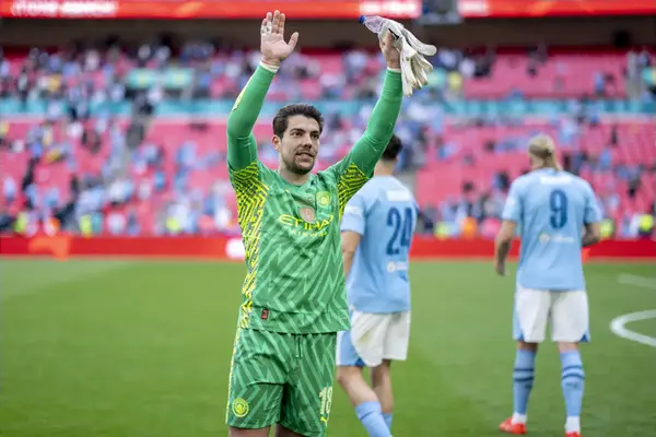 Manchester City goalkeeper to sign new contract in major u-turn Manchester City goalkeeper to sign new contract in major u-turn